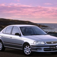 : Nissan Sunny спереди,сбоку