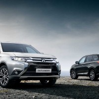 Mitsubishi Outlander: спереди справа и сзади слева