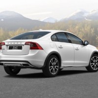 VOLVO S60 Cross Country: справа сзади